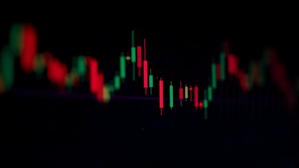 Close de um gráfico de candles em tendência, com topos e fundos formando direção, fundo escuro